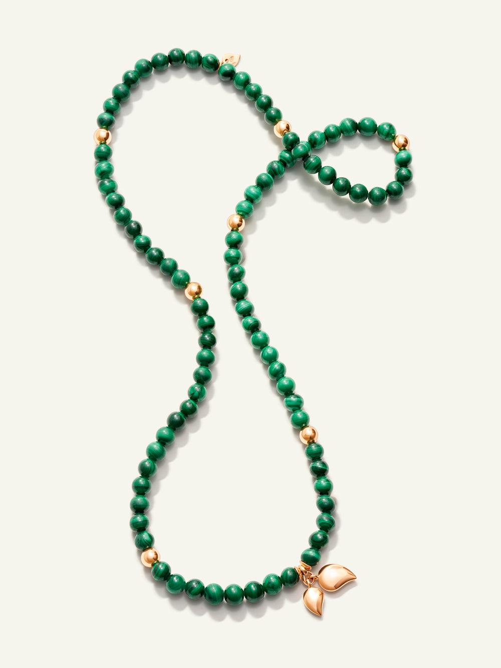 INDIA Medium Armband mit 18K Goldperlen und Malachit, drei Reihen
