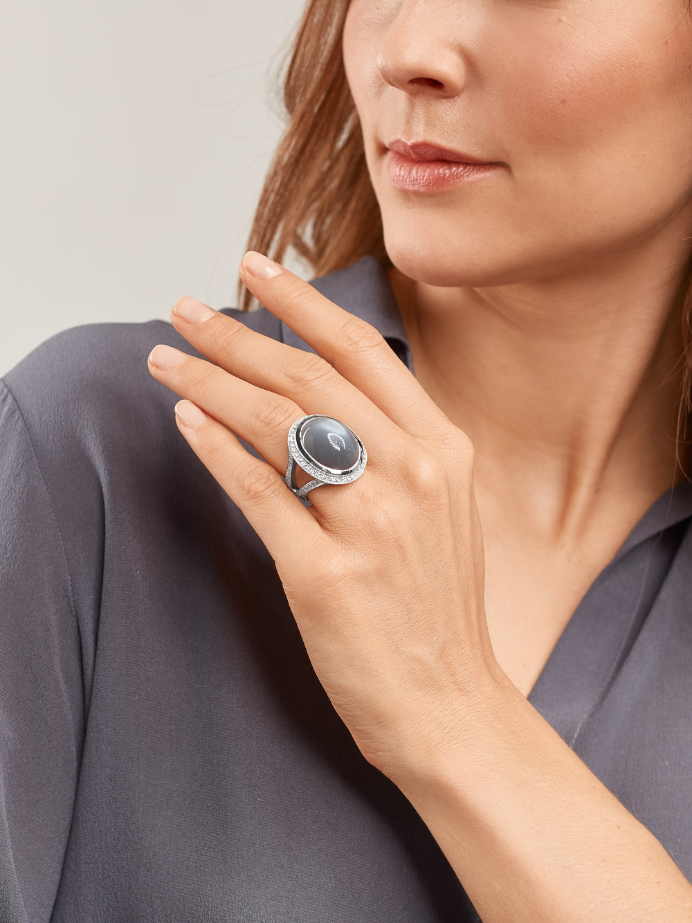CUSHION Small Ring Grauer Mondstein und Diamant Pavé
