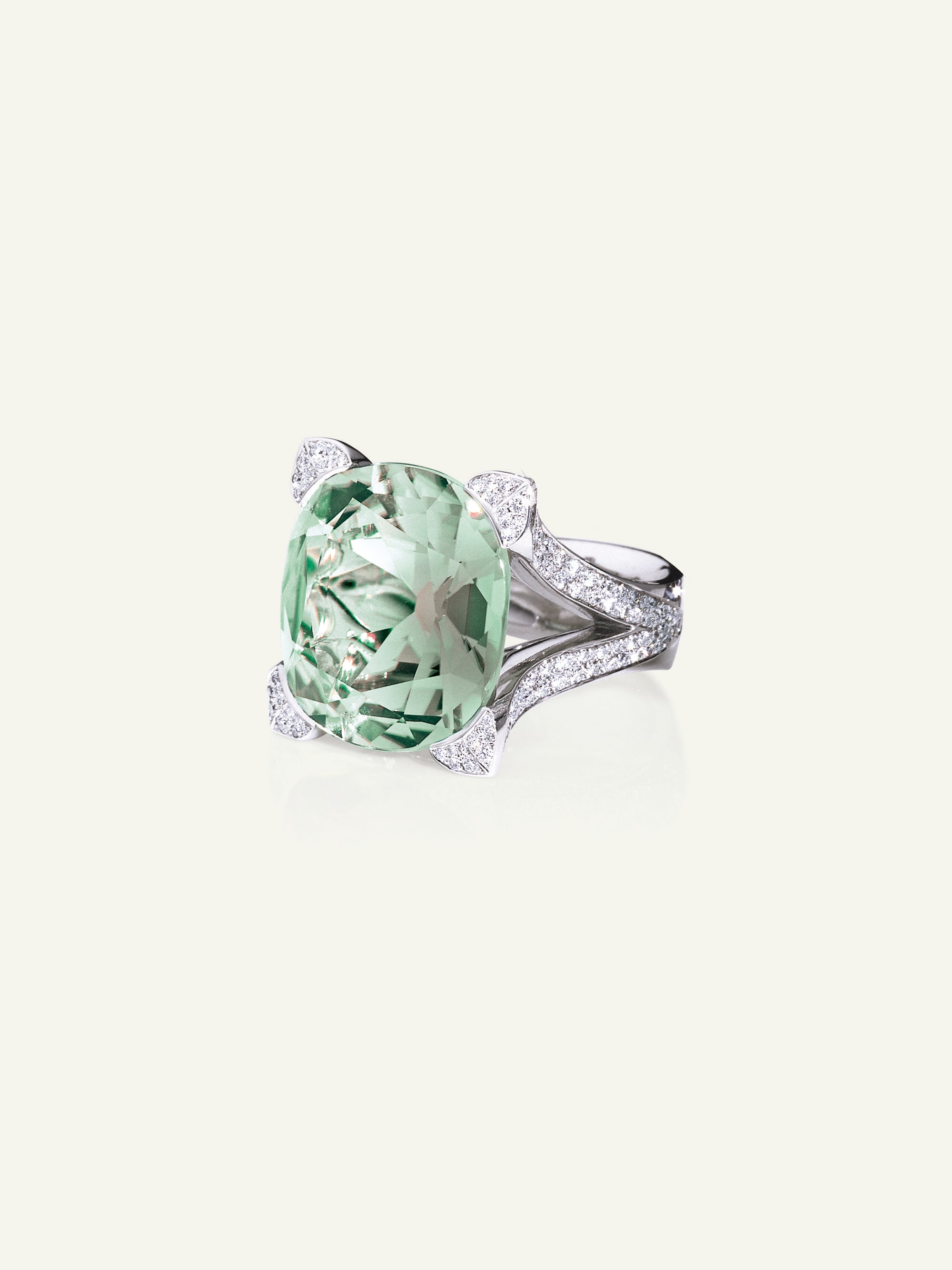 LILY Solitaire Ring mit Mint Turmalin und Diamant Pavé